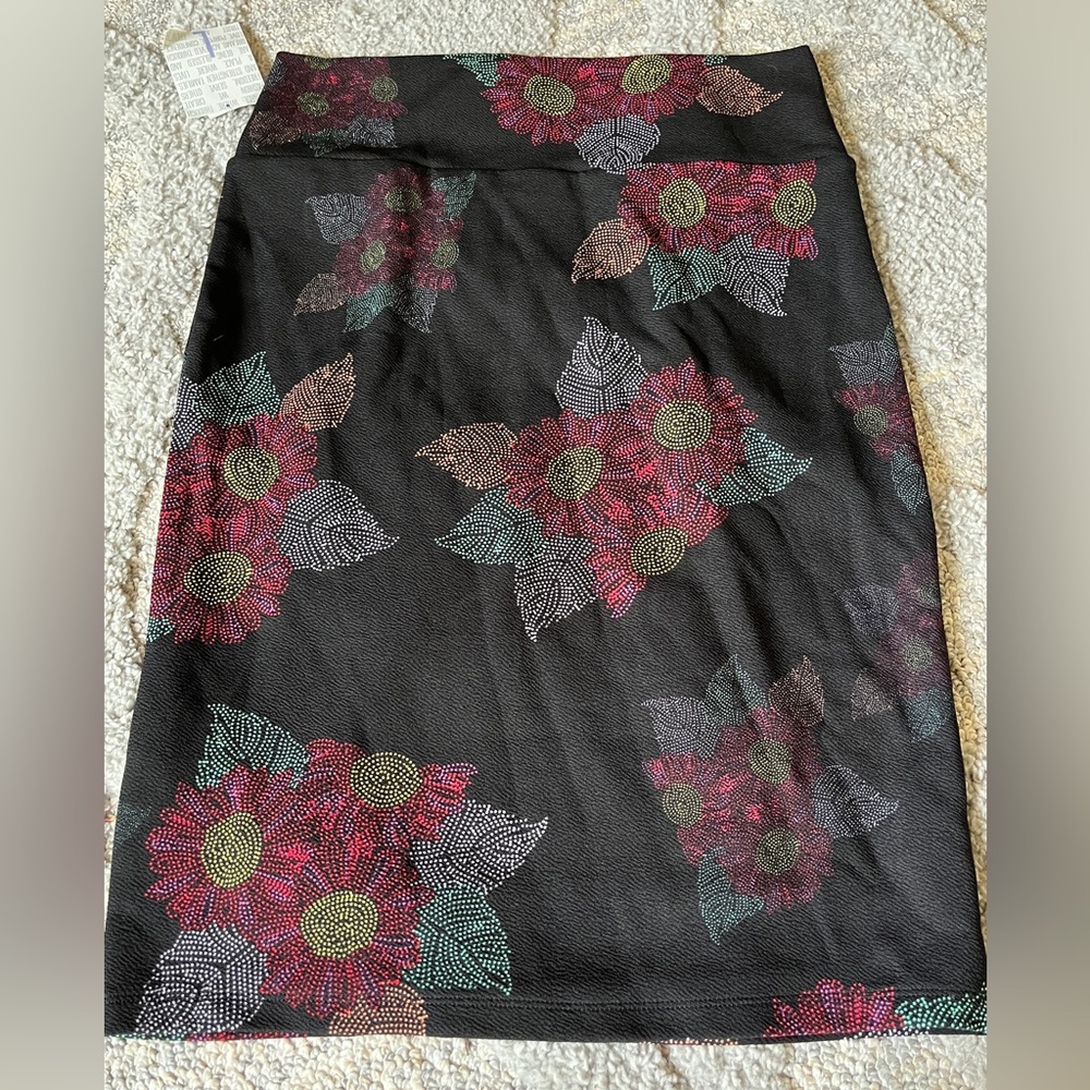 NWT Lularoe Cassie pencil skirt size large. Black background and floral print